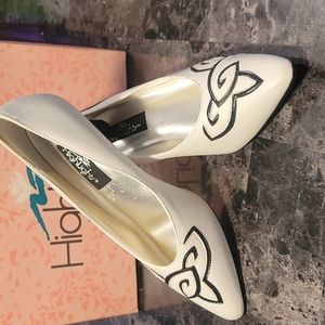 New in box! Highlights Womens 9 White Black Formal dressy High Heel Shoes